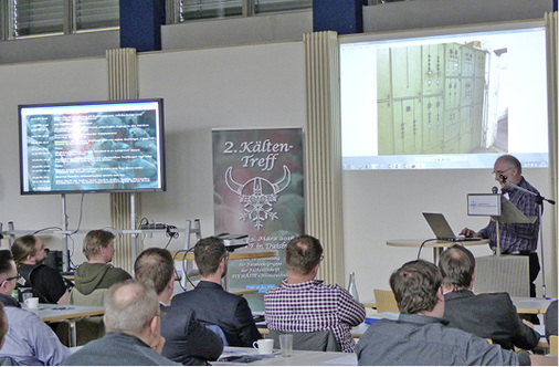 Spontaner Gastauftritt: Obermeister Klaus Oelrichs zeigt eine große Anzahl 
an Fotos, die aus dem Alltag kommen. Die Kälten sind begeistert.

