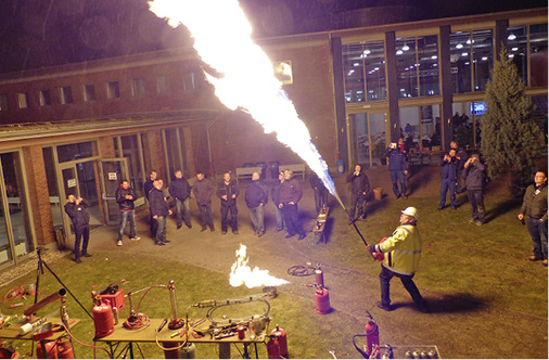 Feuer! Und zwar nicht zu knapp. Martin Krude beeindruckt mit seiner 
Vorführung.


