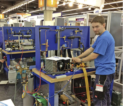 Unter Zeitdruck und den Augen der Messebesucher gibt der Nachwuchs sein 
Bestes.

