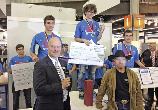 Die Gewinner des BLW auf der Chillventa 2014 – zusammen mit 
Bundesinnungsmeister Heribert Baumeister und Konny Reimann, TV-Auswanderer 
und Kälte-Klimatechnik-Spezialist.

