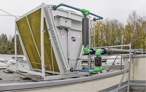 Auf dem Dach steht ein sogenannter Hybridkühler, der sich durch bedeutend 
niedrige Wassertemperaturen, geringen Stromverbrauch und wenig Platzbedarf 
auszeichnet.

