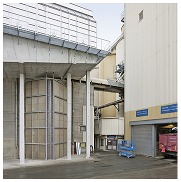 Zehn Lufterhitzerblöcke des Typs GCO von Güntner (auf dem Bild noch ohne 
Verkleidung) erzeugen Warmluft für die Darre.


