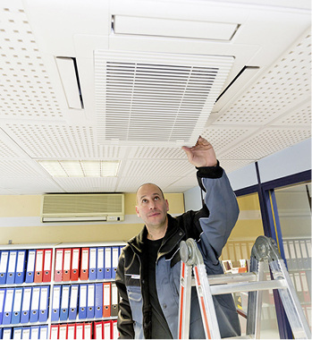 Bei Hygienekontrollen spielt auch die Sichtprüfung eine wichtige Rolle. 
Darüber hinaus sind orientierende mikrobiologische Prüfungen relevant.

