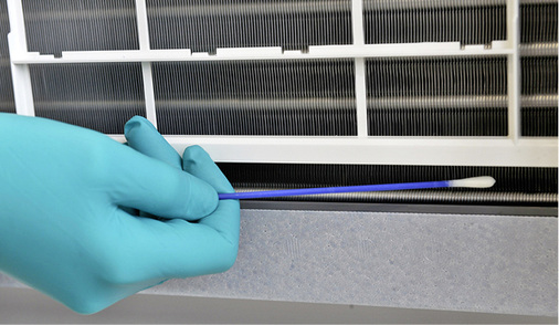 Bei Klimageräten müssen nach einem festen Zeitplan auch die Kondensatwannen 
durch entspre-chende mikrobiologische Untersuchungen geprüft werden (z. B. 
auf mögliche Schimmelpilze).

