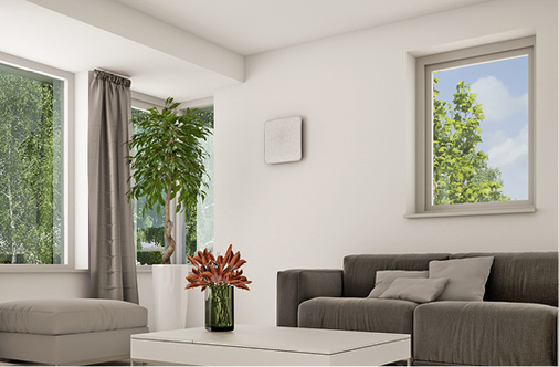 Bild 3: Die Abdeckung des Systems Air 70 von Brink Climate Systems hat eine 
Größe von 38 x 38 cm. Dezent fügt sie sich in das Wohnumfeld ein.

