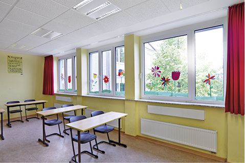 Die Steuerung erfolgt über die Gebäudeleittechnik, wobei sich die 
Lüftungsgeräte mithilfe im Deckenbereich angebrachter Sensoren beim 
Überschreiten einer CO
2
-Konzentration von 800 ppm automatisch einschalten.


