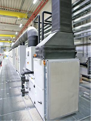 Die erzeugte Kälte wird auf Register in sieben Lüftungsanlagen verteilt und 
über Luftumwälzsysteme in die Schaltschränke eingeblasen.

