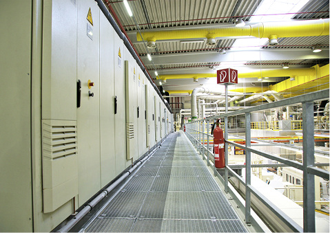 Die Schaltschränke wurden früher über insgesamt 160 
Kompressionskältemaschinen gekühlt. Heute erfüllt eine zentrale 
Absorptionskälteanlage diese Funktion, die mit Kompressorenabwärme 
betrieben wird. Dadurch werden mehr als 700 000 kWh Strom eingespart…