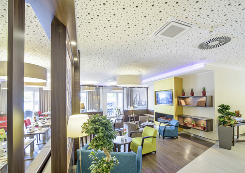 Der gemütliche Loungebereich lädt die Gäste zum Verweilen ein.

