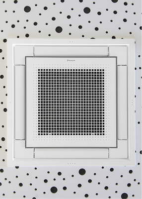 In die Akustikdecke im öffentlichen Bereich des Hotels ist das 
Design-Klimadeckengerät eingelassen. Die vier Lamellen des Geräts können 
nach Belieben geöffnet und geschlossen werden, um den Luftstrom an die 
Gegebenheiten individuell anzupassen.

