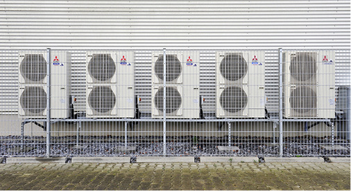 Vier Mr. Slim-Außengeräte mit Wärmepumpenfunktion und eine City Multi 
VRF-Einheit versorgen das Gewerbeobjekt bei Köln.

