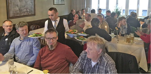 Beim Abschlussessen in Seligenstadt gab es noch viele Gelegenheiten zum 
Erfahrungsaustausch.

