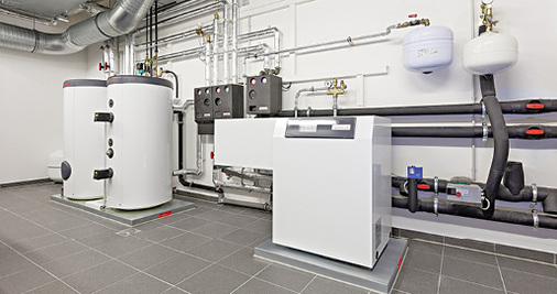 Wärmepumpe (rechts) und zwei Speicher (links) im House of Energy

