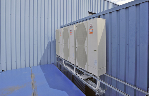 Drei Ecodan Wärmepumpen in Kaskadenschaltung versorgen das Bürogebäude und 
die Lagerhalle mit Wärme und Kälte.

