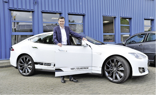 Für Lutz Reimann ist auch die Elektromobilität Teil der Energiewende. Der 
Geschäftsführer der elektroma GmbH fährt einen Tesla S mit 500 km 
Reichweite und 400 PS.

