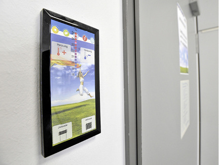 Jeder Raum verfügt über ein Bedientableau, mittels dessen die Anwesenden 
individuelle Einstellungen vornehmen können.

