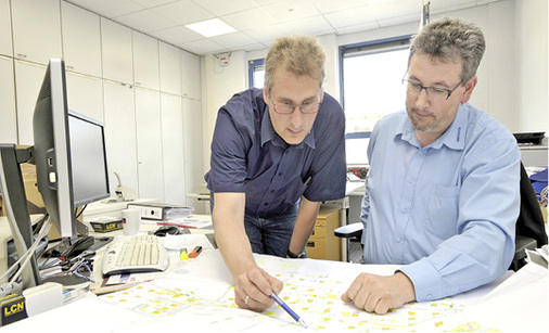 Jochen Reuter (l.) hat die energetischen Sanierungsmaßnahmen koordiniert und 
geleitet, Martin Heger hat das Konzept für die Gebäudeleittechnik erstellt.

