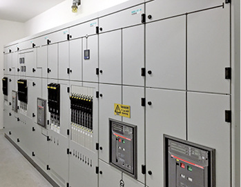 Bild 3: Vier Niederspannungshauptverteilungen (NSHV) versorgen auch die 
Klimasysteme.

