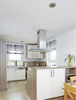 Abluftraum Küche – über ein rundes Designgitter aus gebürstetem 
Edelstahl in der Decke führt die Wohnraumlüftung kontinuierlich die 
verbrauchte Luft aus der Küche ab. Die Funktion der Dunstabzugshaube zum 
kurzfristigen Abtransport der Küchendünste…