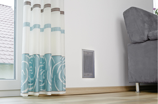 Unauffällige Designgitter sind der einzige sichtbare Teil der komfortablen 
Wohnraumlüftung im Wohnbereich. Im Wohnzimmer strömt durch diesen 
Zuluftauslass die Frischluft (vortemperiert und frei von Zugluft) in das 
Zimmer.

