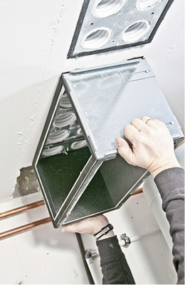 Die Rohre des Luftverteilsystems Zehnder ComfoTube 75 wurden im Zuge der 
Baumaßnahmen in die Massivdecken des Gebäudes einbetoniert. Die 
Verteilerkästen lassen sich einfach auf die Montageplatten aufstecken und 
werden dann mit Schrauben fixiert.

