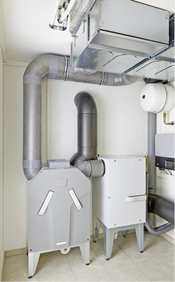 Das zentrale Lüftungsgerät Zehnder ComfoAir 350 konnte mitsamt 
vorgeschaltetem Erdwärmeübertrager Zehnder ComfoFond-L Eco (rechts) sowie 
Schalldämpfern und Verteilerkästen (oben) in einer Ecke des Kellers 
installiert werden.

