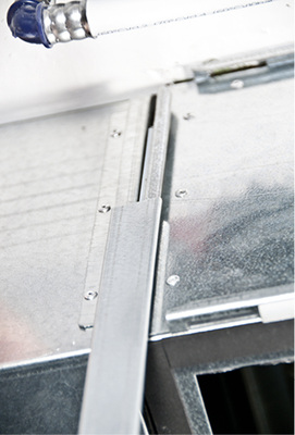 Verteilerkasten und Schalldämpfer können einfach und ohne Verschraubung 
mittels einer luftdicht abschließenden Schiebeverbindung zusammengefügt 
werden.

