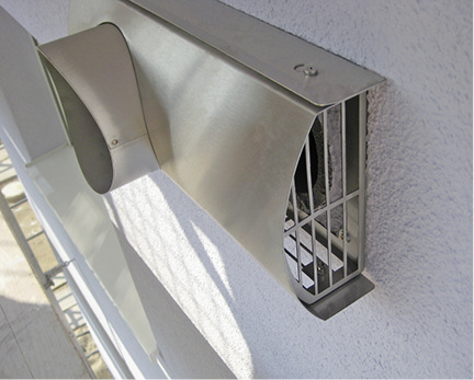 Die Kombiblenden verbinden die Aufnahme der Frischluft und das Ablassen der 
Fortluft unter einer Fassade. Dank ihres zurückhaltenden Designs und der 
Edelstahlfassade integriert sie sich unauffällig in jede 
Gebäudearchitektur.

