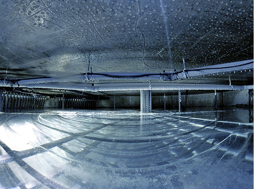 
Blick in einen Eis-Energiespeicher. Beim Übergang von Wasser zu Eis und 
umgekehrt wird durch einen beliebig wiederholbaren physikalischen Prozess 
zusätzliche Energie frei, die zum Heizen und Kühlen genutzt werden kann.

