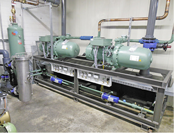 Für die Werkzeugkühlung projektierte L&R eine Split-Kältemaschine: 
Zentrale Komponenten wie Wärmetauscher, Verdichter und Pumpen sind im 
Gebäude in der Nähe der Kunststoffmaschinen und die 
Kältemittel-Verflüssiger im Außenbereich untergebracht.

