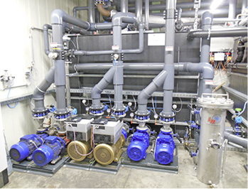 Die Verbraucherpumpen sind mit druckabhängigen drehzahlgeregelten Antrieben 
ausgerüstet. In der Praxis reduziert das den Energieverbrauch der Pumpen um 
bis zu 40 Prozent.

