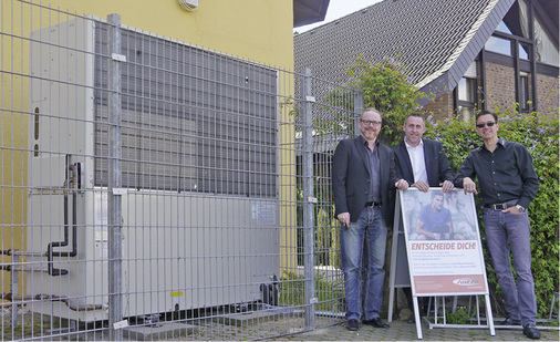 Neben dem Außengerät der Gasmotor-Wärmepumpe freuen sich über die 
gelungene Klimatisierungslösung (v. li.): Bertram Günzel, Prokurist der 
Pandomus AG, Jan Burgunder, Key Account Manager von KKU Concept und Hans 
Schwarzenberg, Betreiber der Kette Just…