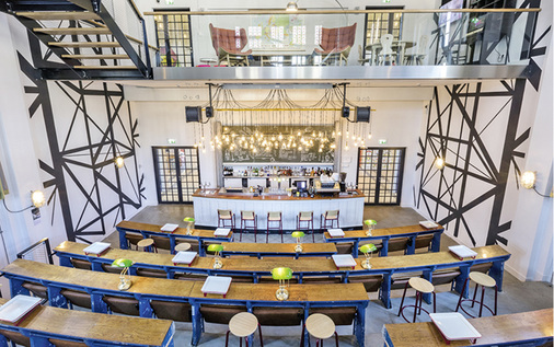 Das Auditorium wurde bei weitestgehender Erhaltung der Einrichtung zur 
Bistrobar umgestaltet.

