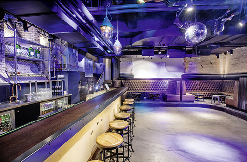 In der Nachtbar im Untergeschoss sind Dielenbretter vom abgetragenen 
Dachboden wieder verwendet worden.

