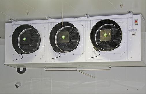 Bild 2: In jedem Luftkühler arbeiten drei EC-Axialventilatoren der 
Baugröße 800, auf die der Diffusor AxiTop aufgesetzt ist.


 - © Jared Smith

