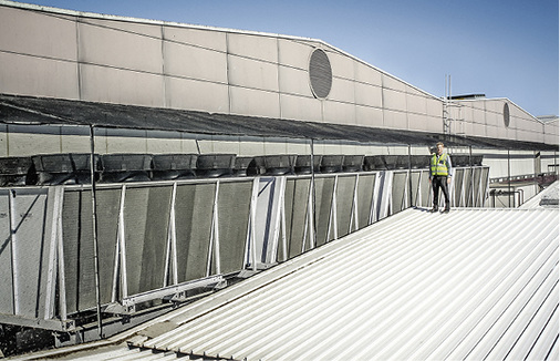 Bild 3: Auf den Verflüssigern auf dem Dach arbeiten jeweils acht 
EC-Axialventilatoren mit AxiTop Diffusor.


 - © Jared Smith

