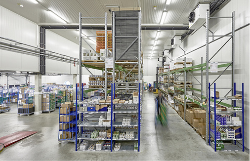 Das Kühllager besteht aus einem Kommissionierungsbereich (links), der mit 
drei Metern Deckenhöhe niedriger ist als der sechs Meter hohe Lagerbereich 
(rechts).

