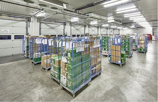 Im Kommissionierungsbereich sind sechs beidseitig ausblasende 
Deckenflachverdampfer von Gea Küba an der Decke montiert.

