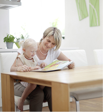 Bild 3: Insbesondere Kleinkinder und Allergiker reagieren empfindlich auf 
zu trockene oder zu feuchte Raumluft. Für eine angemessene Konditionierung 
der Raumluft sind Wohnungslüftungsanlagen mit 
Kondensations-Rotorwärmeübertrager eine geeignete…