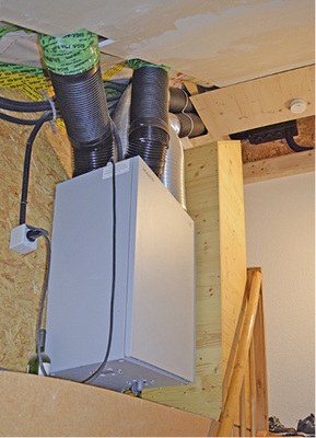 Das Lüftungsgerät WS 170 ist im Treppenaufgang platzsparend hinter dem 
Schuhschank installiert.

