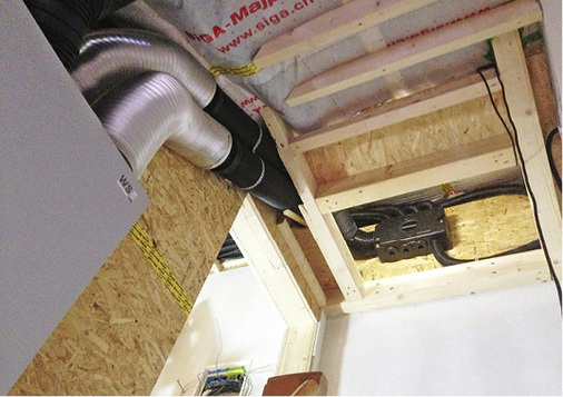 
Lüftungsgerät WS 170 (links) mit Schalldämpfer (Mitte) und 
Abluftverteiler (oben). 

