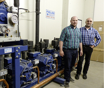 
Thies Oelrichs (l.) und Klaus Oelrichs im Maschinenraum. Dort arbeiten acht 
Bock-Verdichter im Satellitenverbund.

