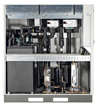 Im Verflüssiger kondensiert das heiße Gas wieder und gibt dabei Wärme an 
die Umgebung ab.

