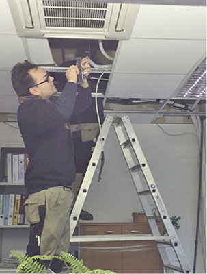 Obwohl eine Bördelglocke vorhanden ist, wurden die Rohre erst einmal mit dem 
Eisen“ gebördelt. Ein Vergleich der Ergebnisse Glocke/Eisen wurde 
anschließend besprochen.

