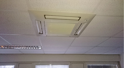 Sauber und ordentlich fügen sich die Innengeräte in das Deckenraster ein.

