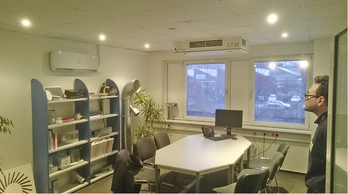 Der Besprechungsraum wurde mit einem Single-Split-Aggregat ausgestattet. Zum 
Einsatz kam ein Design-Wandgerät von Hisense mit dem schönen Namen Appel 
Pie (Apfelkuchen). Aufgrund der gewölbten Form hatten die Lehrlinge 
Probleme, den Kabelkanal bündig…