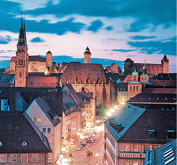 Angesichts des hochinteressanten Angebots der Chillventa dürften die 
allermeisten Besucher diesen attraktiven Blick zur Nürnberger Burg 
tatsächlich nur bei Nacht zu sehen bekommen.

