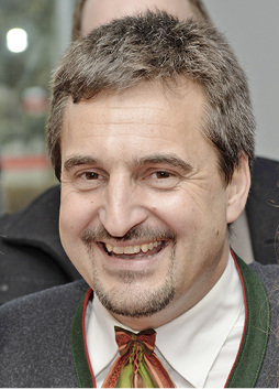 
Der dreifache Olympiasieger, zehnmalige Rennrodelweltmeister und gelernte 
Schlosser Georg Hackl gibt am dritten Messetag (13. 10.) eine Autogramm- und 
Fotostunde.

