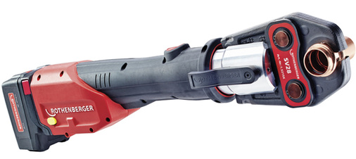 
Bild 5: Die neue Pressmaschine Romax 4000: Bis zu 40 Prozent mehr 
Verpressungen pro Akkuladung, unter 5 s pro Verpressung und 3,6 kg 
Gewicht

