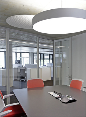 
In Besprechungsräumen und in den Büros für zwei bis drei Personen arbeiten 
oft zwei Fassadenlüftungsgeräte, von denen eines als Master den 
Lüftungszyklus vorgibt.

